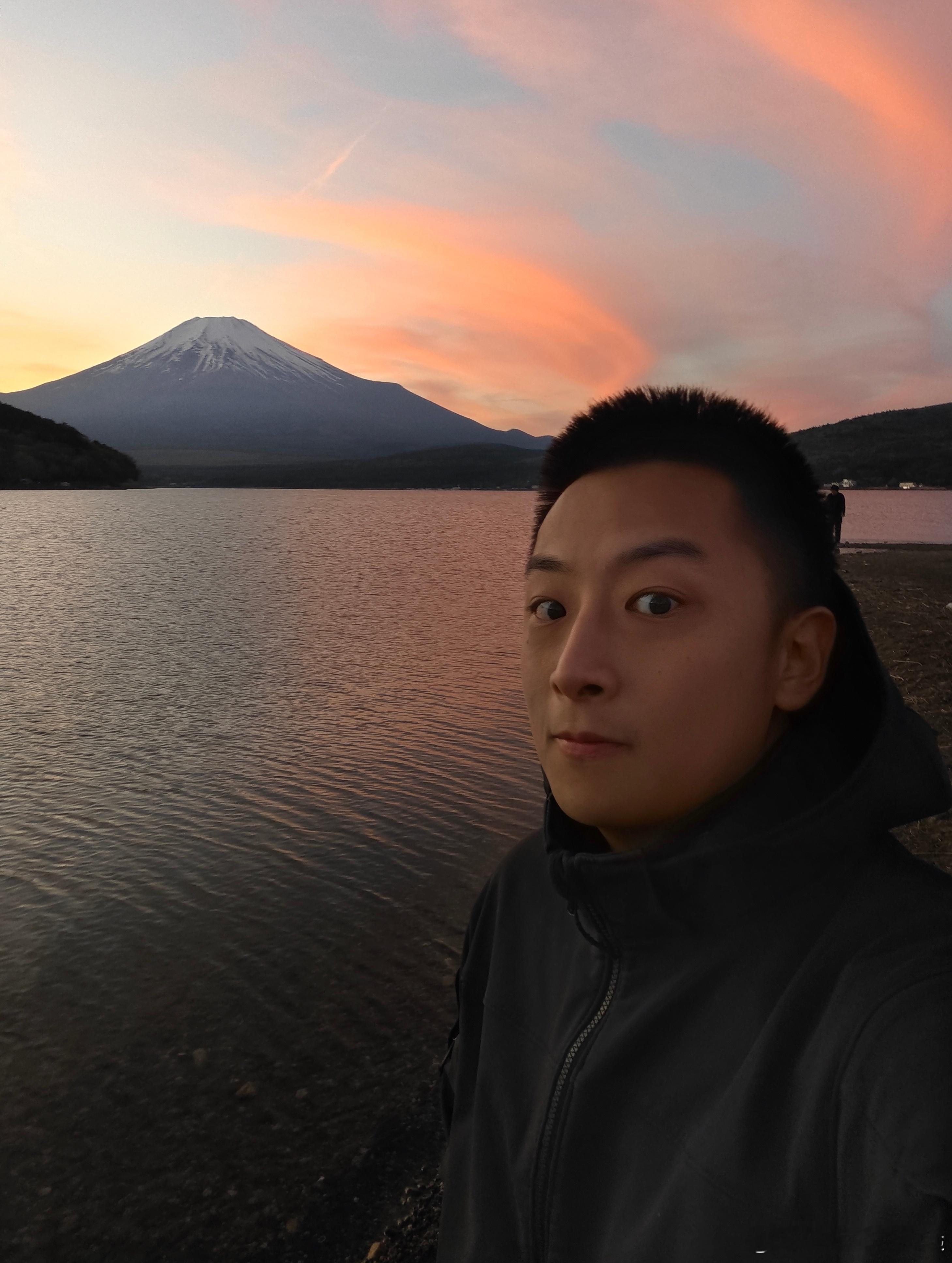 赶在日落时间赶到富士山脚下大家都开着自己的爱车来拍照打卡氛围太好了!日本·富士