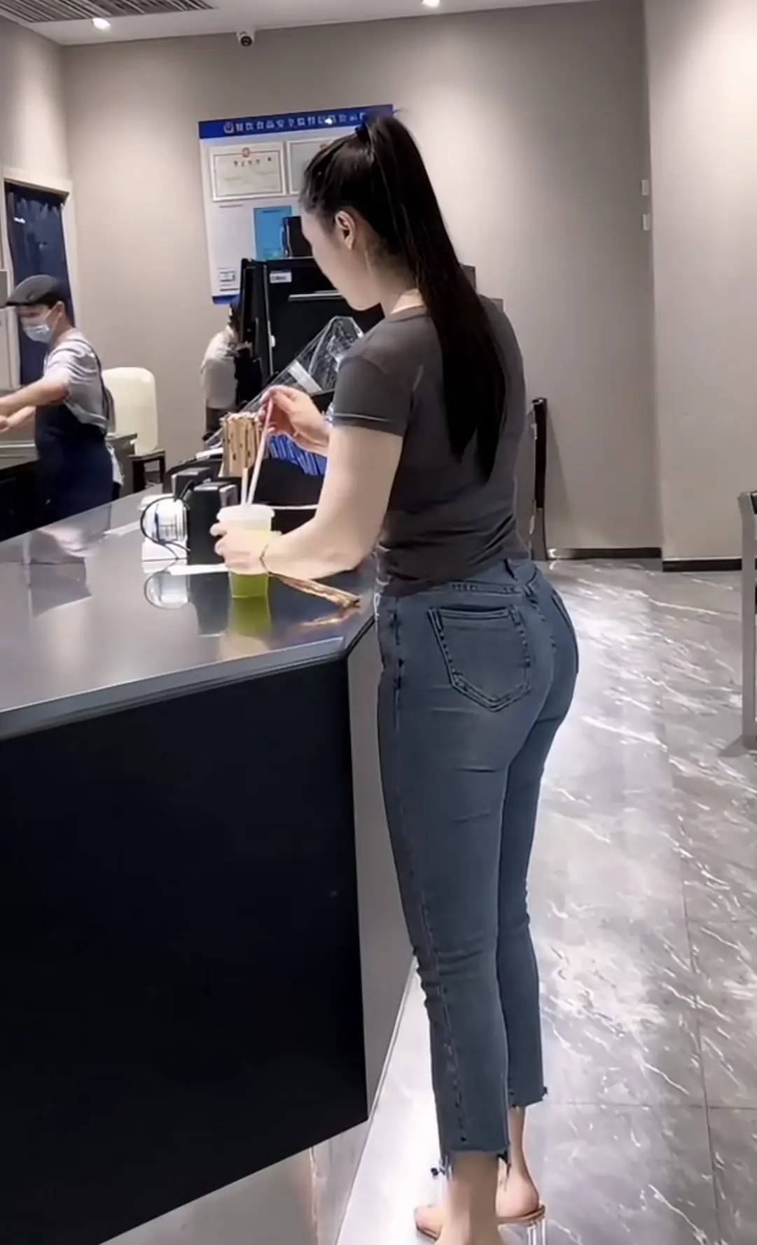跟老板娘出去玩，她要跟我同喝一杯奶茶，是什么意思？