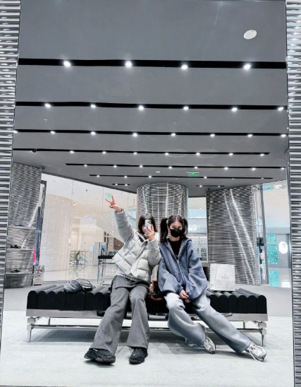 白鹿晒出和呵呵新的合照还是live版！双马尾造型狠狠爱住，一下子就回到青春少女时