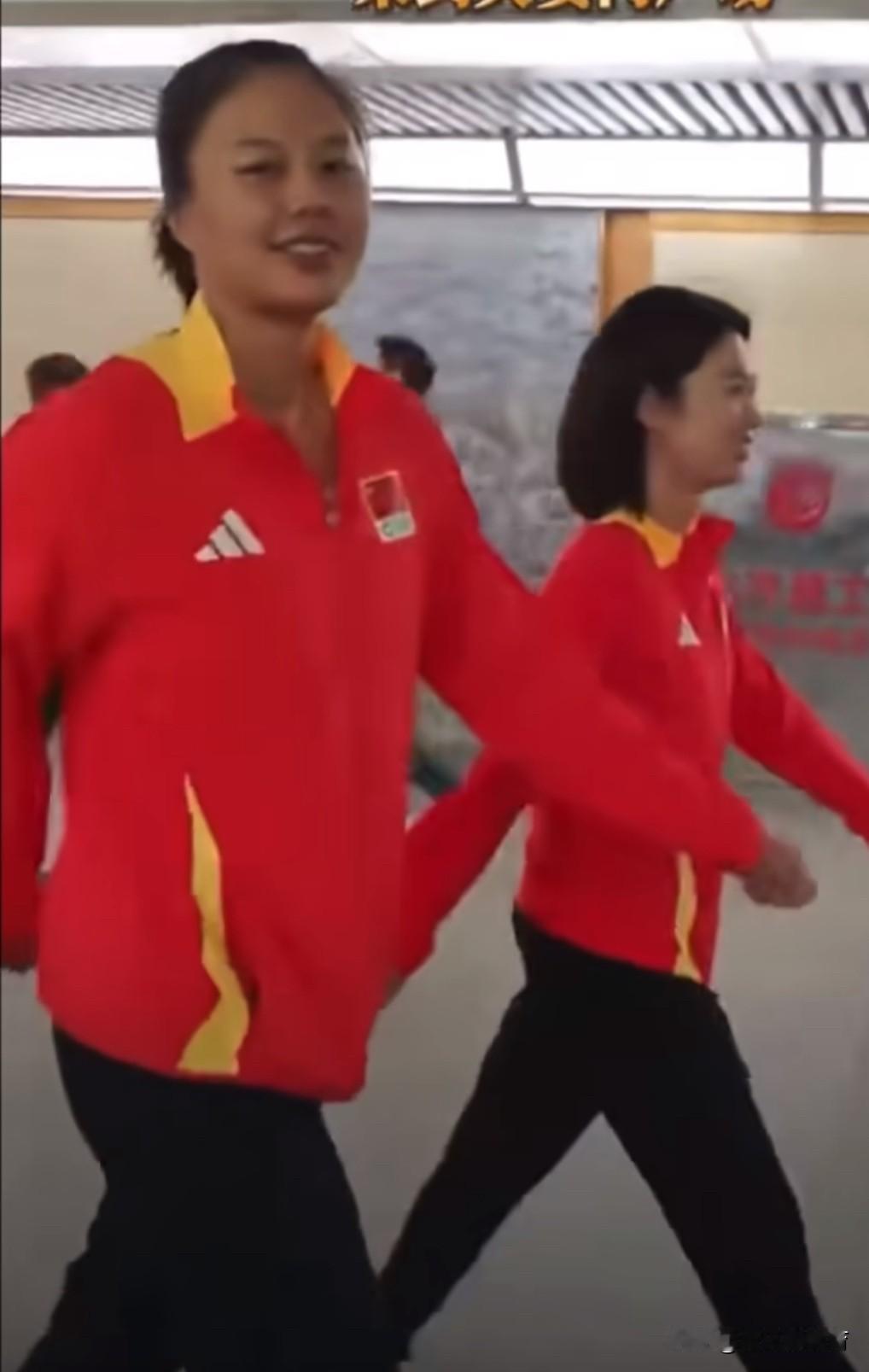 中国女排今天起个大早，去天安门看升国旗，看龚翔宇和王梦洁俩人走路，都带着风，步伐