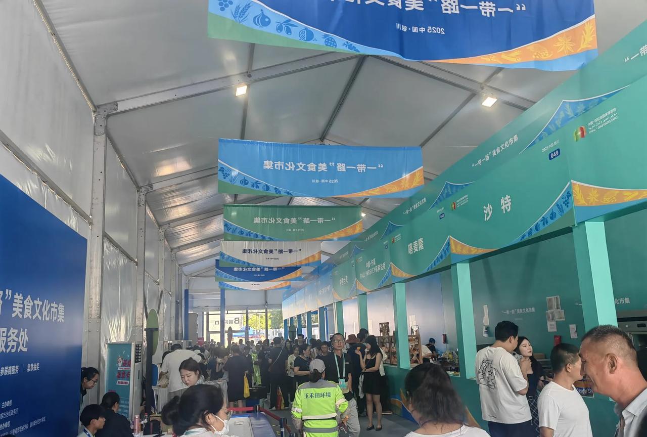 这次去银川国际会展中心参观中阿博览会，有两点感受，第一就是参观展览、购物的人太多