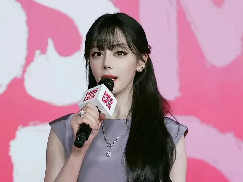 这个妆谁画的？巴还是一如既往的美，就是妆有点怪​​​