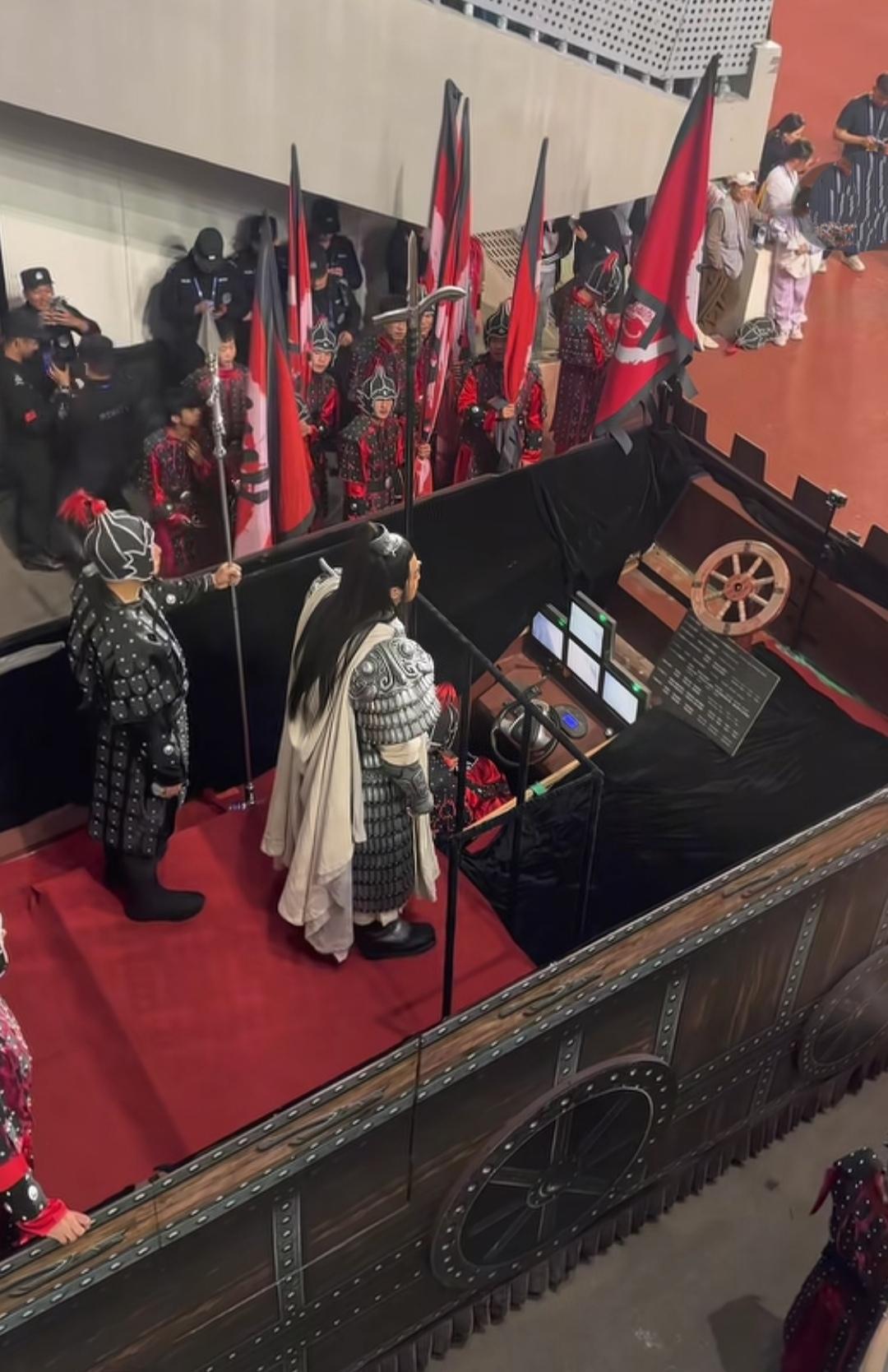 我看到霸王这辆车没有玻璃窗，司机是看监控开车的！赛后采访司机说，给了他6分钟