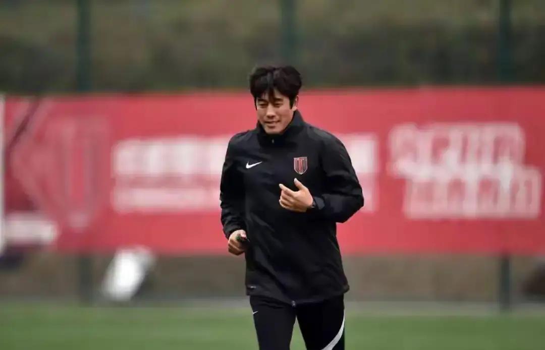 两年了，成都球迷最怕两件事：徐正源走，徐正源还没夺冠。别急着骂“窝里横”。