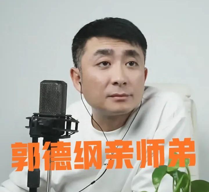 郭晓小当着摄像机拍桌骂街：“闫云达你就是欠揍！”德云社后台的茶杯还在地上转。