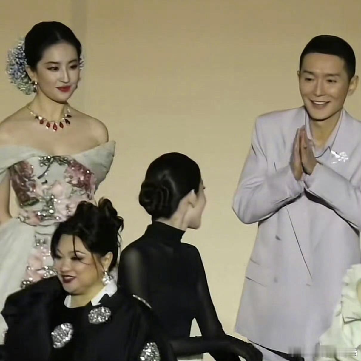 娜扎的盘发也是山茶花娜扎山茶花盘发才发现vogue盛典娜扎的盘发也是一朵山茶花