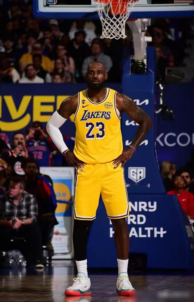 别再吹老詹的季后赛三双了，你看看约基奇的数据，简直是降维打击。詹姆...