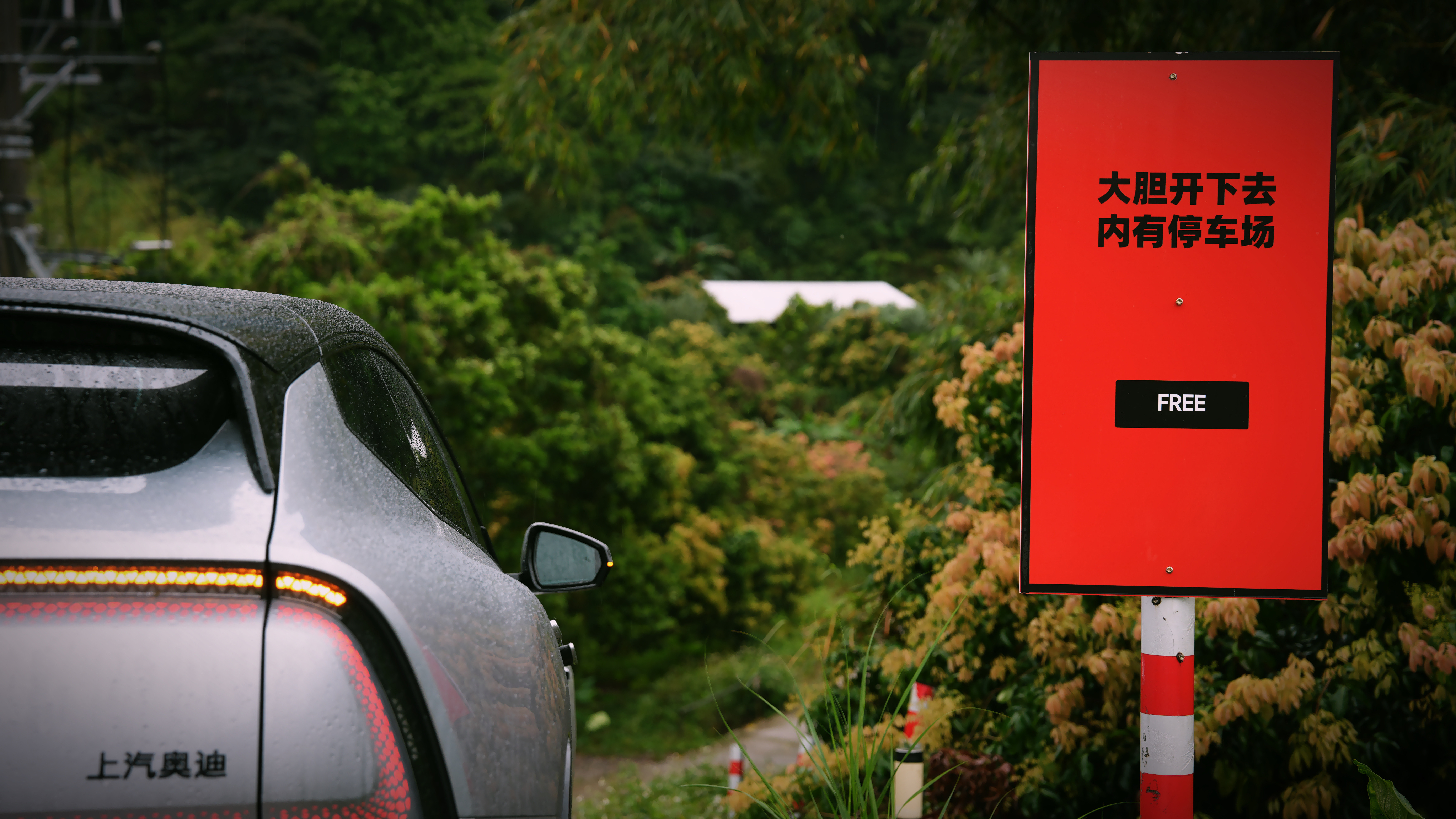 感受一下广州超级大暴雨广州天气很怪，早上我去广州路上，经过东莞的时候暴雨，看不清