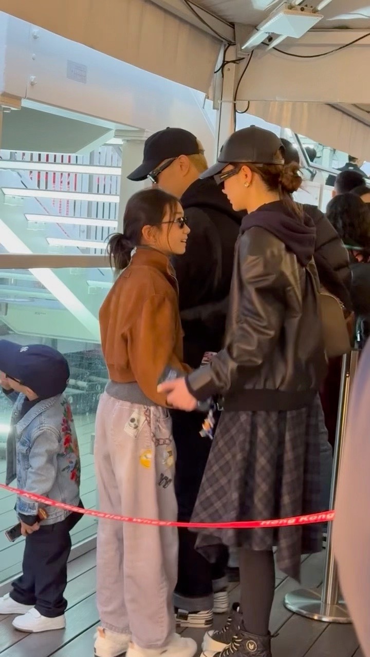 香港偶遇戚薇一家坐摩天轮香港偶遇戚薇李承铉一家坐摩天轮厉害了！！！！！