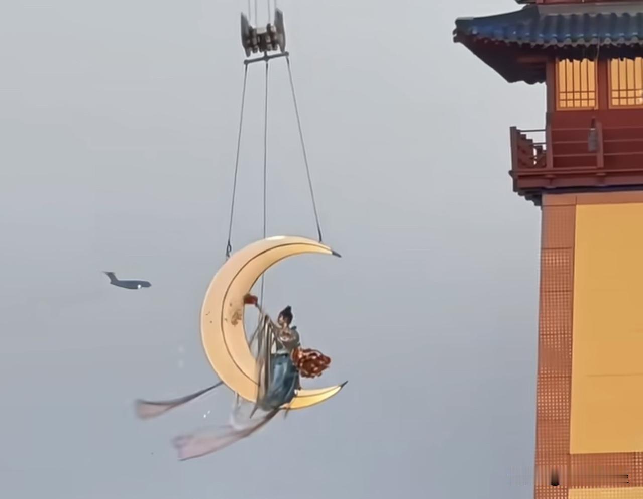 前两天在河南开封的清明上河园，发生了一件特别巧、也特别震撼的事儿。当时景区正