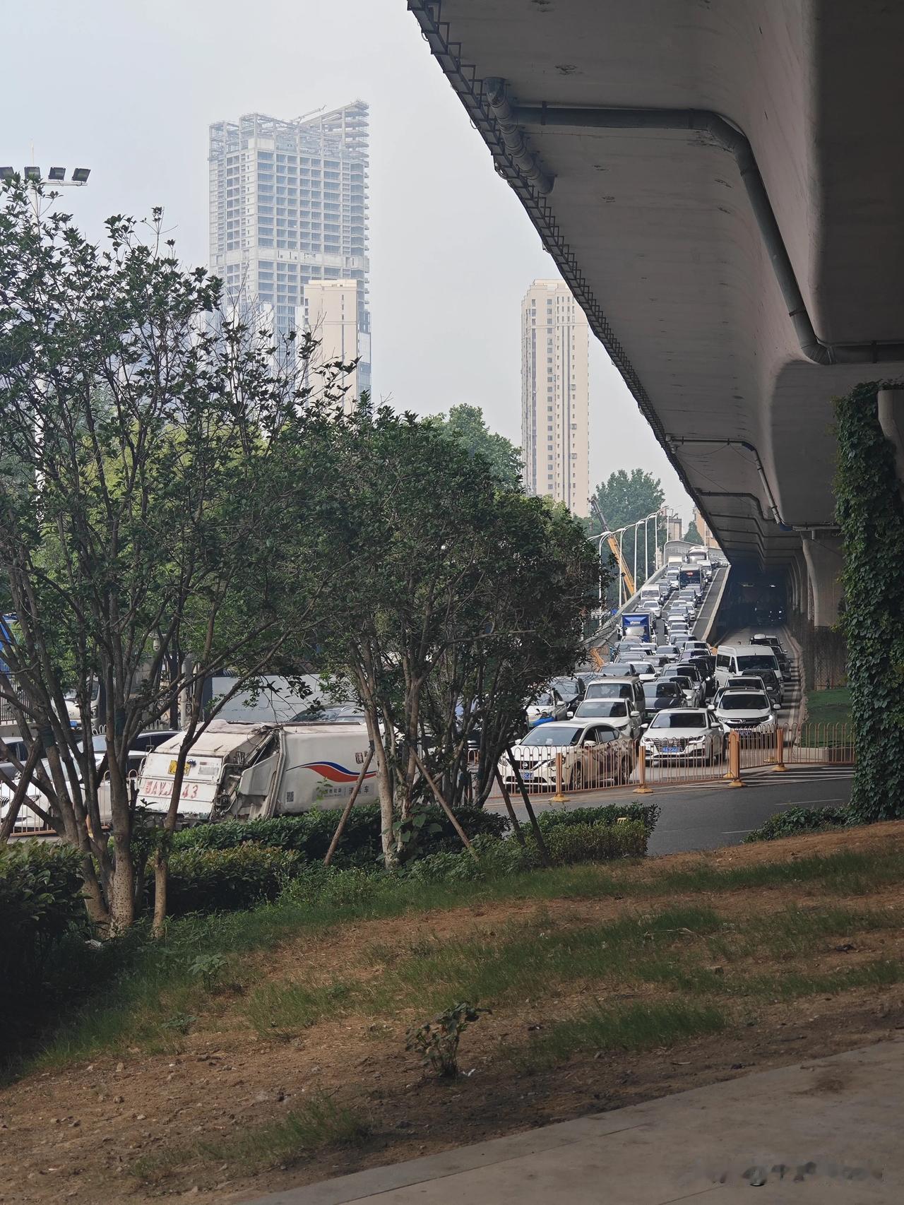 每天早高峰，武汉鹦鹉洲长江大桥武昌复兴路下桥处就形成新的堵点，主要原因是南北向的