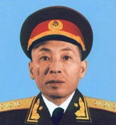 1950年，福建军区司令员叶飞下班后，夫人已经做好饭菜，但老母亲却把好菜都挪到了