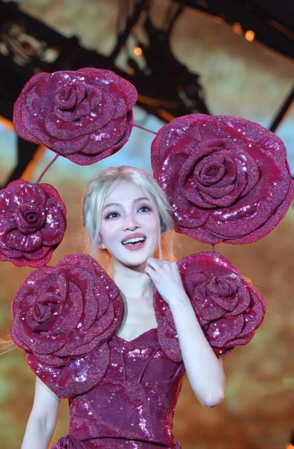 这造型太美了！每一次演唱会造型都让人眼前一亮她的造型师真的没有瓶颈期
