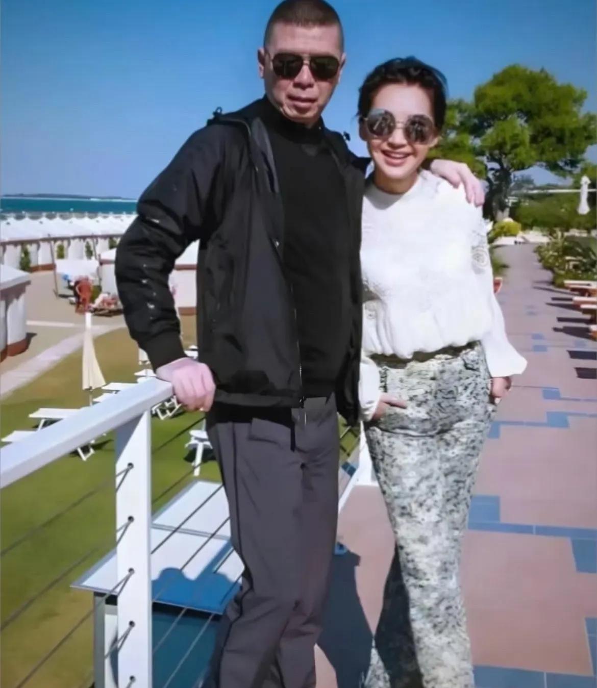 92年冯小刚邀约许晴出国往事1992年，冯小刚对着许晴满脸殷勤，开口说道：