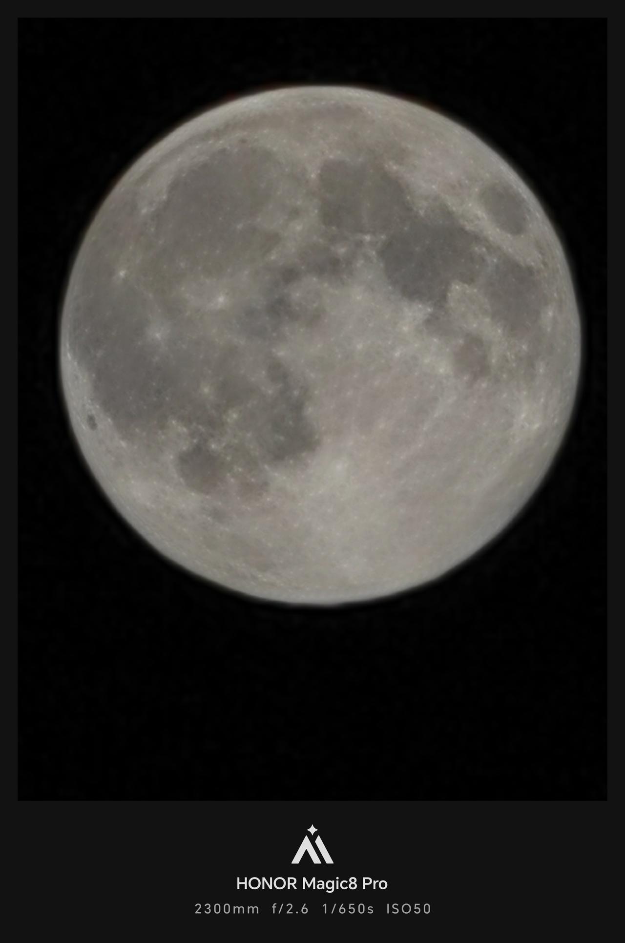 昨晚用荣耀Magic8Pro拍的月亮（图一），黑色金框水印很搭，后面两张是AI