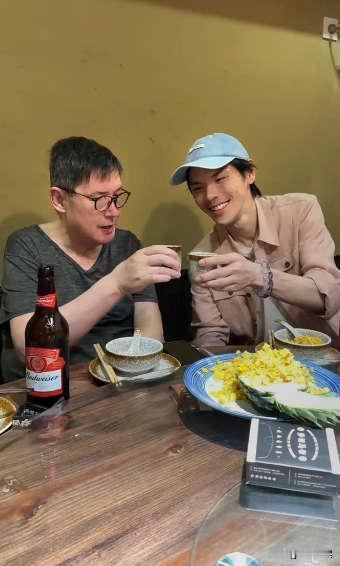 向佐晒照，为岳父提前庆生，翁婿家举杯同饮，感觉向佐不羁的面相下，有一颗温柔，孝顺