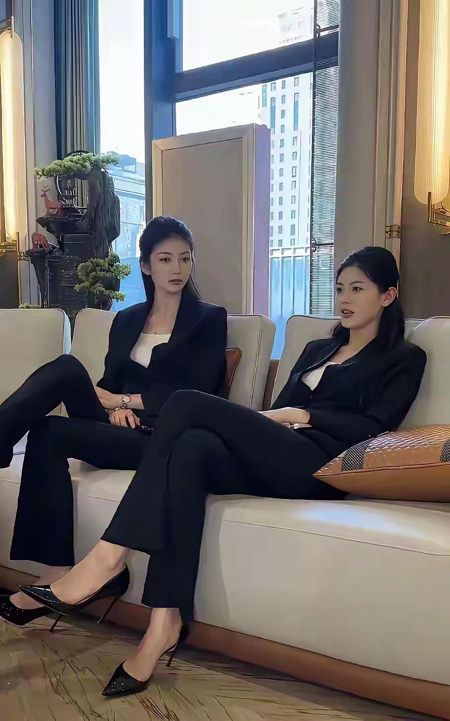请大家猜猜，她们两人是从事什么职业的。本人认为，从着装和环境上判断，她们的职业
