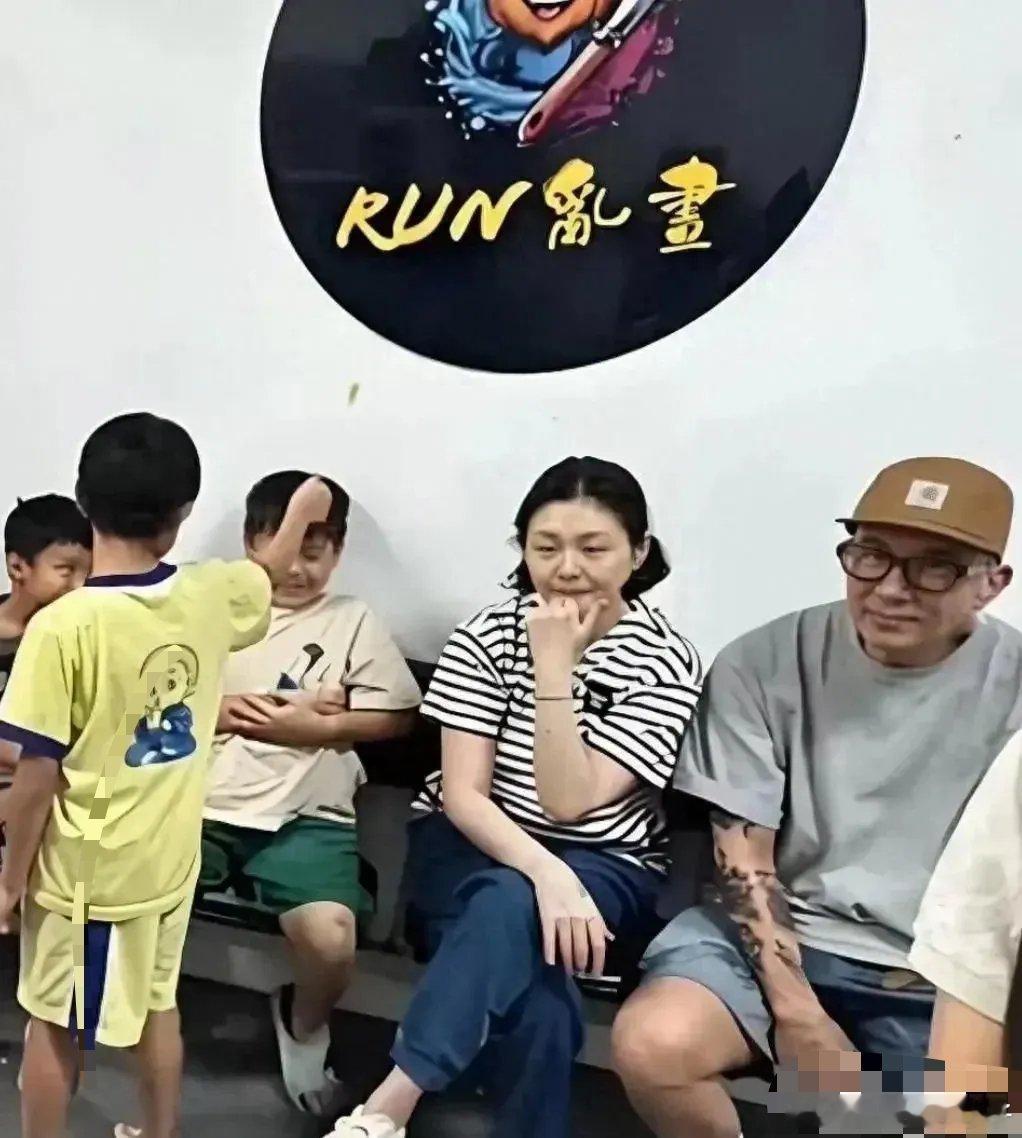 看网友爆料大S生前得一组照片。从大S的整个状态看来，整个人比较浮肿，而且还是很浮