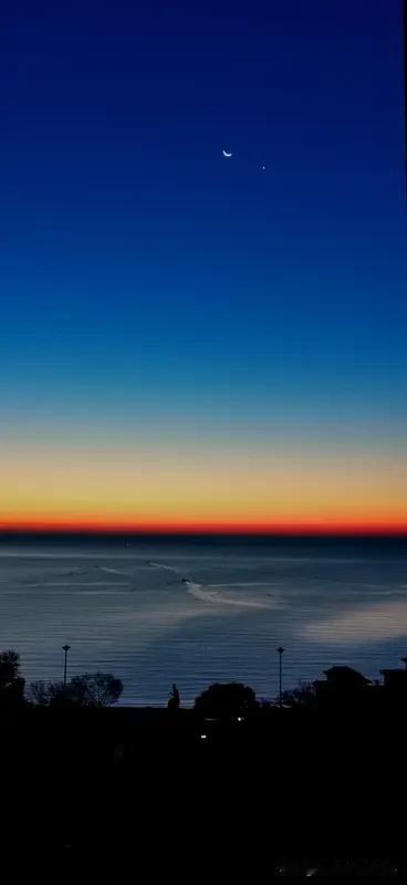 对联真是中华文化里的一颗璀璨明珠，就拿“天有日月星辰”这个上联来说，能对出的下联