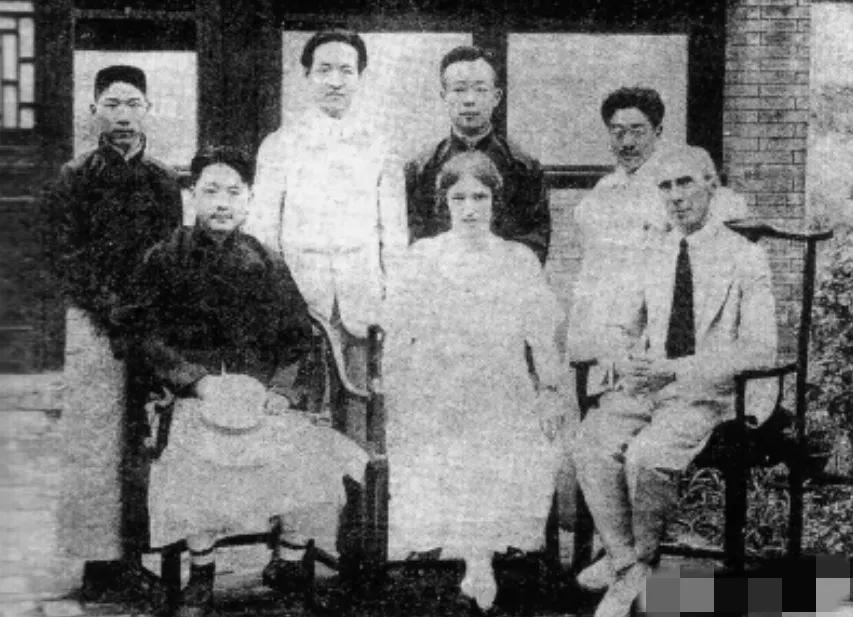 100多年前，有个48岁的英国老人，坐了一个多月的船，从伦敦一路晃到上海，他叫伯