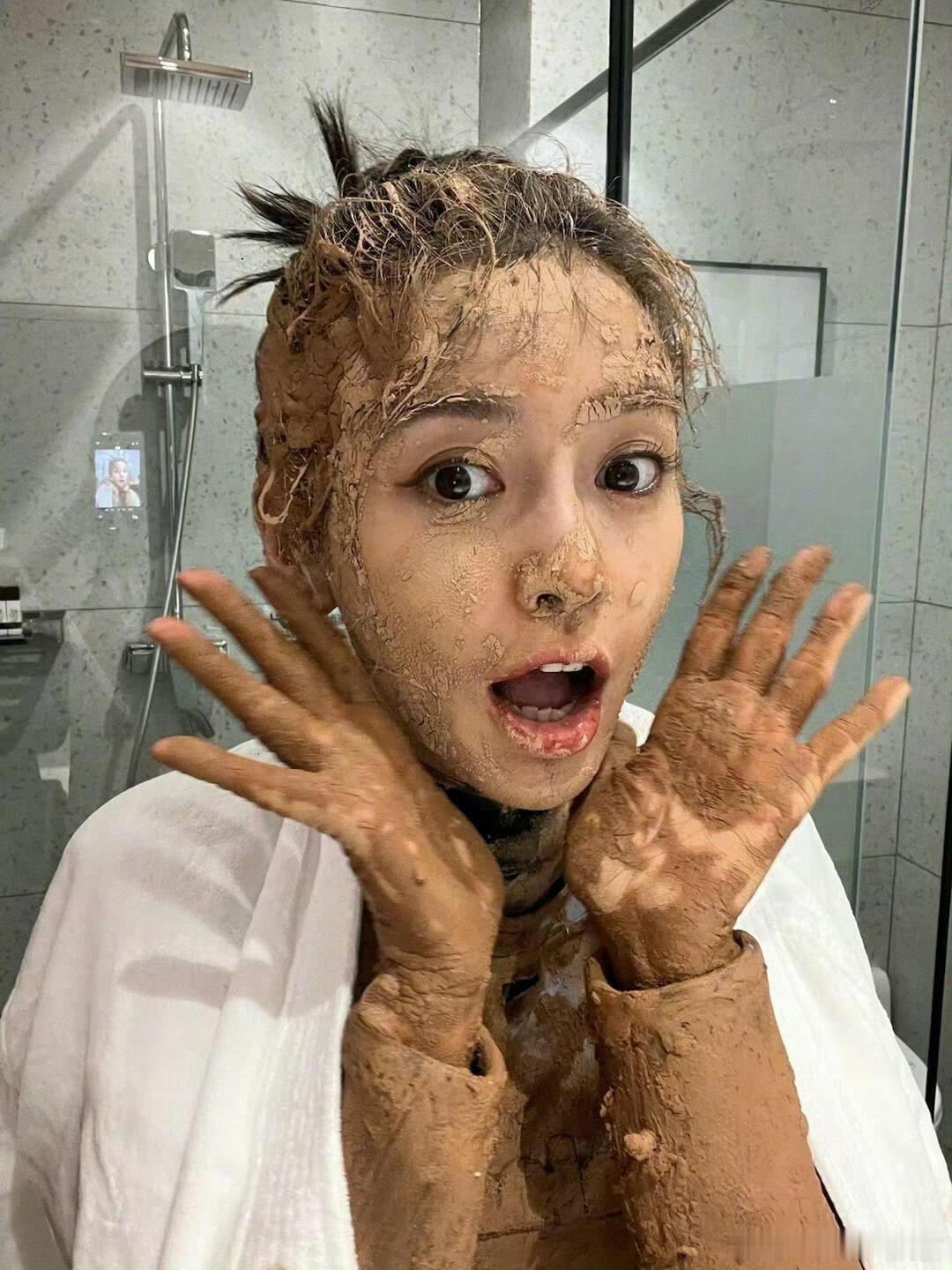 泥潭大战Angelababy自拍沉浸式欣赏一点也不狼狈像是在敷泥膜这张伟大的