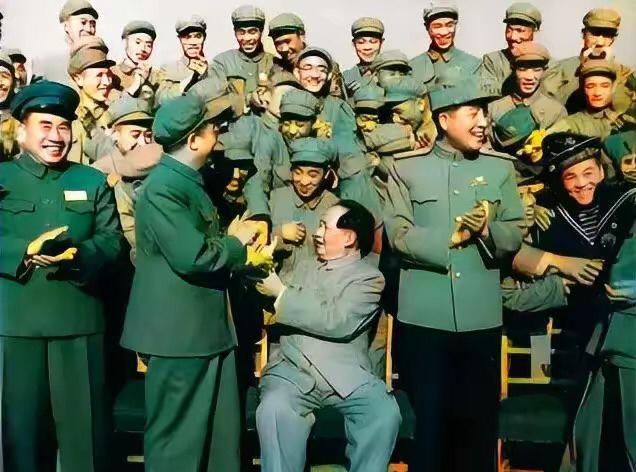 五十年代，抗美援朝战争结束，中国人民志愿军凯旋而归。伟大领袖毛主席在北京接见了