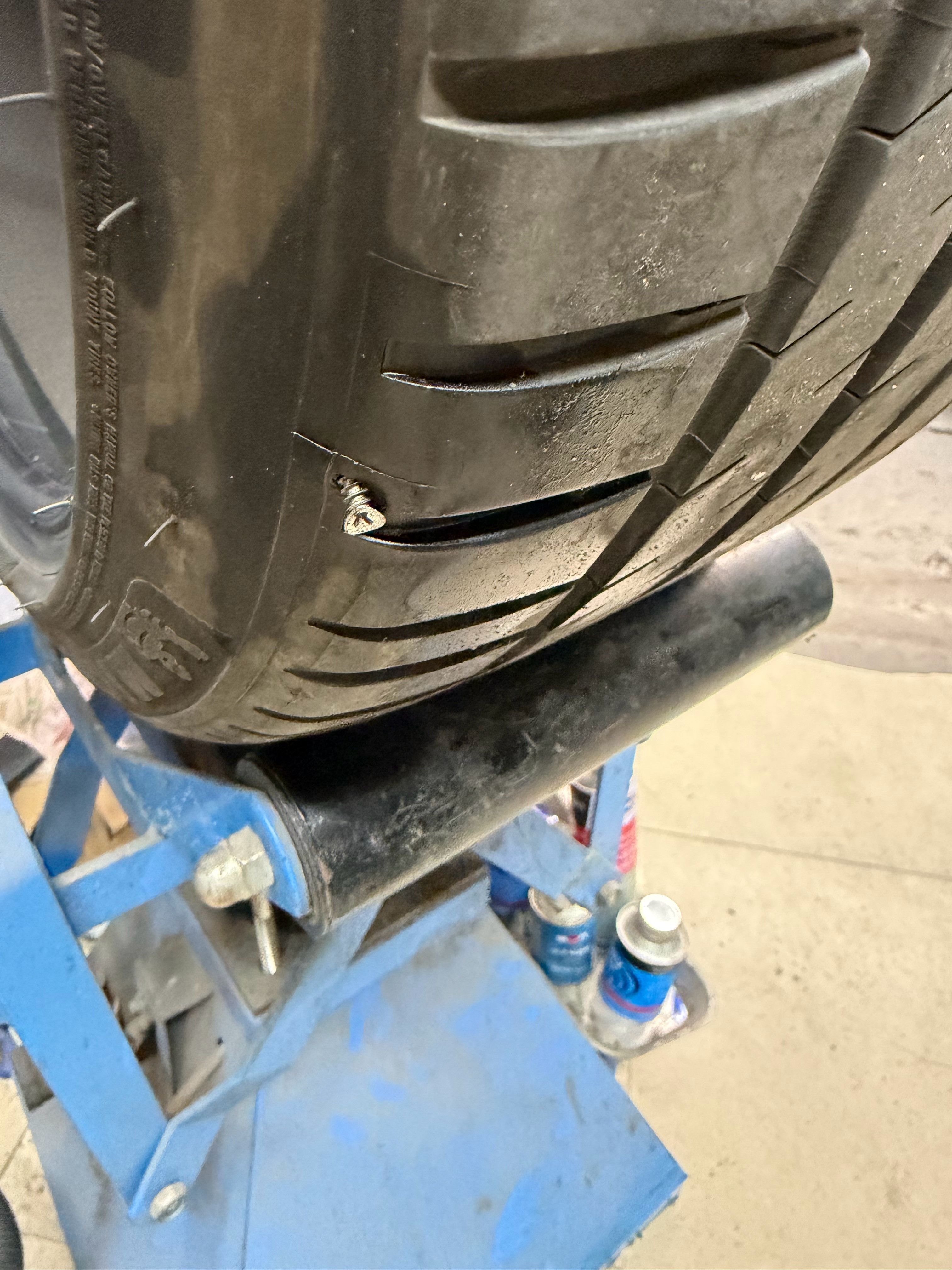 轮胎被扎了……好消息：不用破坏隔音棉坏消息：扎在了轮胎侧壁不知道能补到不漏气不