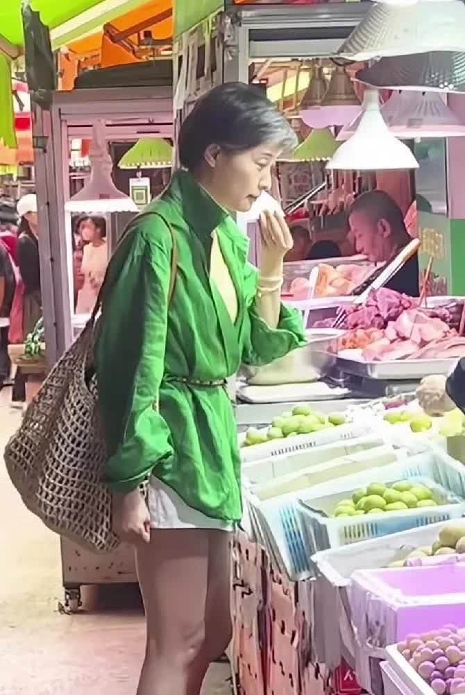 吴越在云南昆明逛菜市场。不遮不掩大大方方买菜，熟练程度看出她经常买菜，打扮精致，