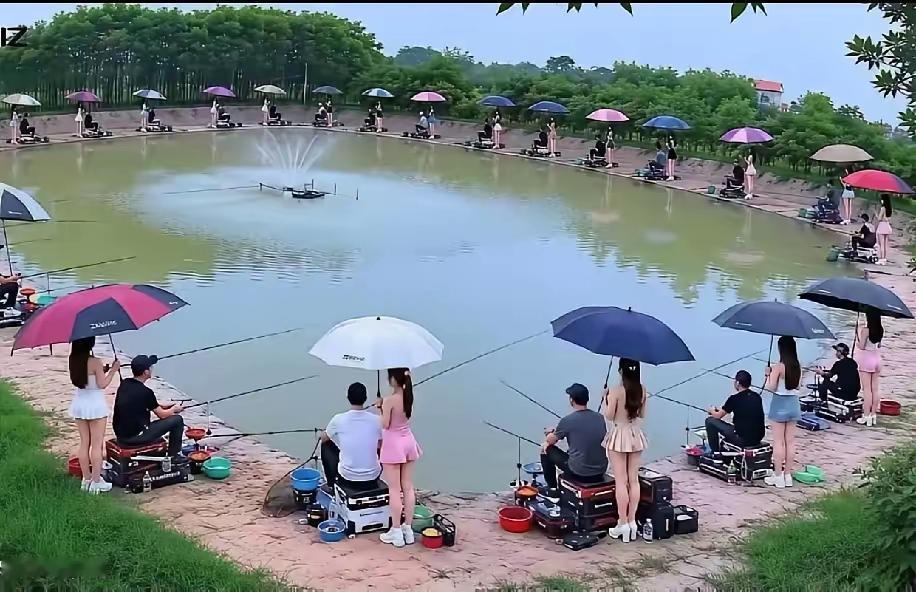 这塘主太有生意头脑了！包了一个鱼塘，往鱼塘里放点鱼，再雇几个身材高挑的女孩过来管
