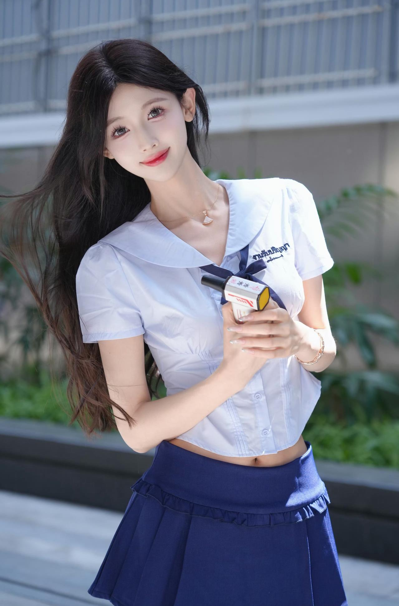 经典的海军风制服搭配，白色短款上衣勾勒优越腰线，深蓝色百褶裙活力减龄，整体蓝白配