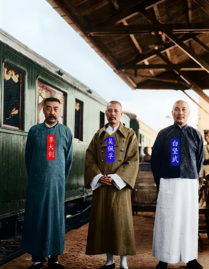 1922年，李大钊先生与吴佩孚的珍贵合影留存于世。这张罕见影像，定格了革命先驱的