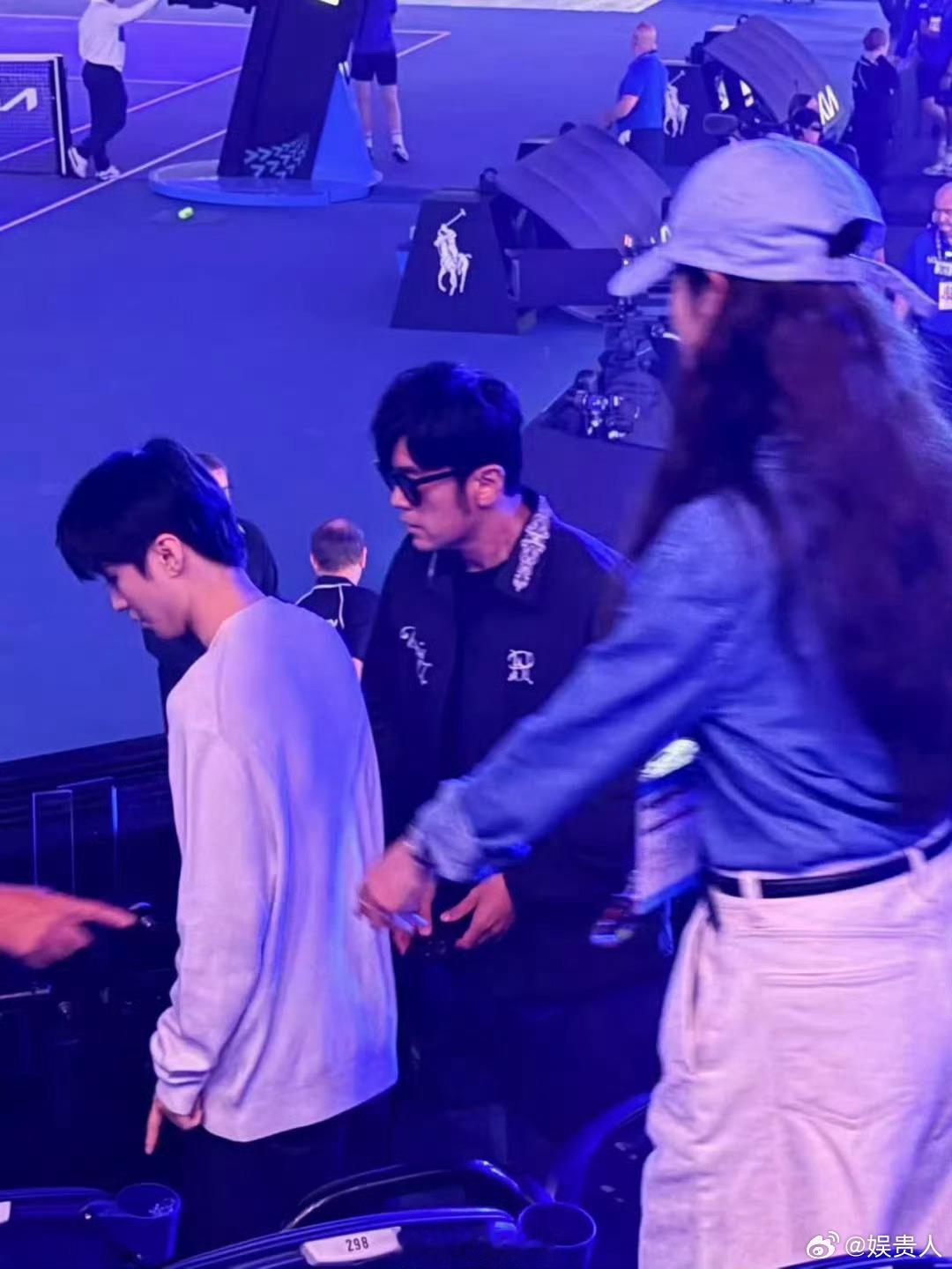 周杰伦陈奕迅王俊凯昆凌同框王俊凯成周杰伦昆凌的Steve了笑死，小凯真的成夫妻