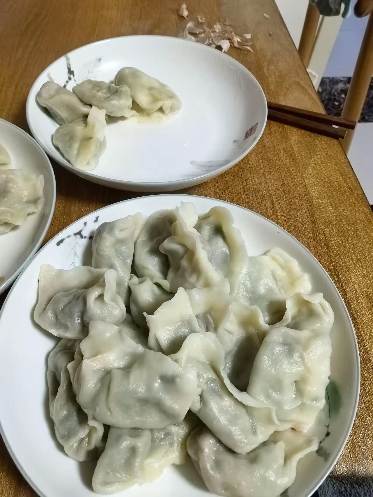 婆婆说饺子太咸，自己去吃馒头咸菜了。我决定不惯着她，以前我都会道歉，现在不会了