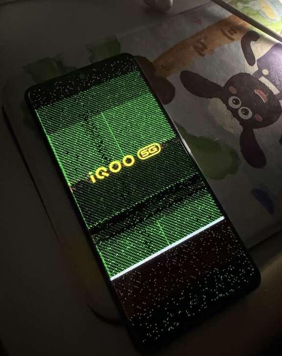 iqooneo5突然就这样了逛着淘宝突然黑屏，按住三个键重启后又关机了，再开机