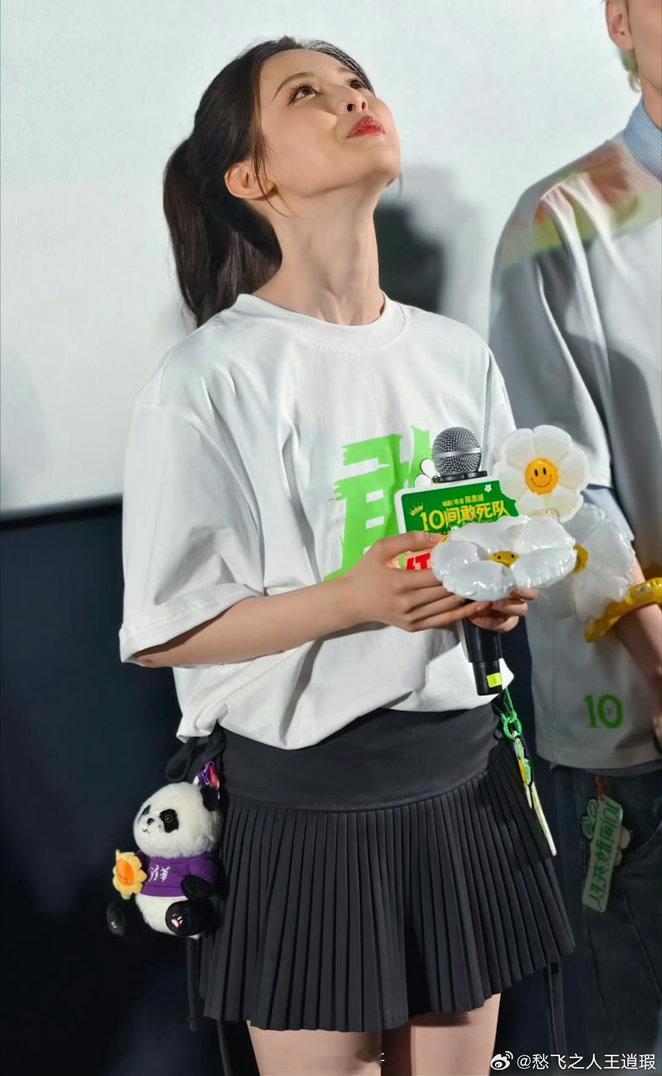 杨超越生图太绝了夸夸杨超越的生图！往那儿一站仪态就好，气场也够，五官精致又明艳