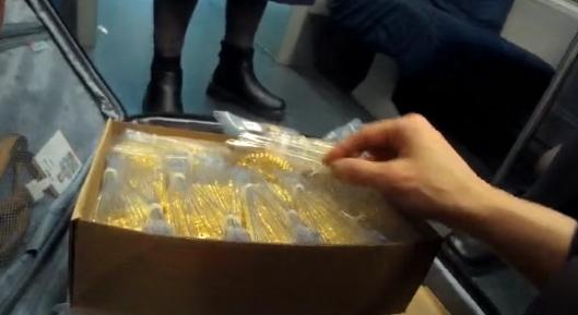 闯大祸了！上海列车上发现重箱，两人抬不动，打开全是黄金重达12公斤上海站的站