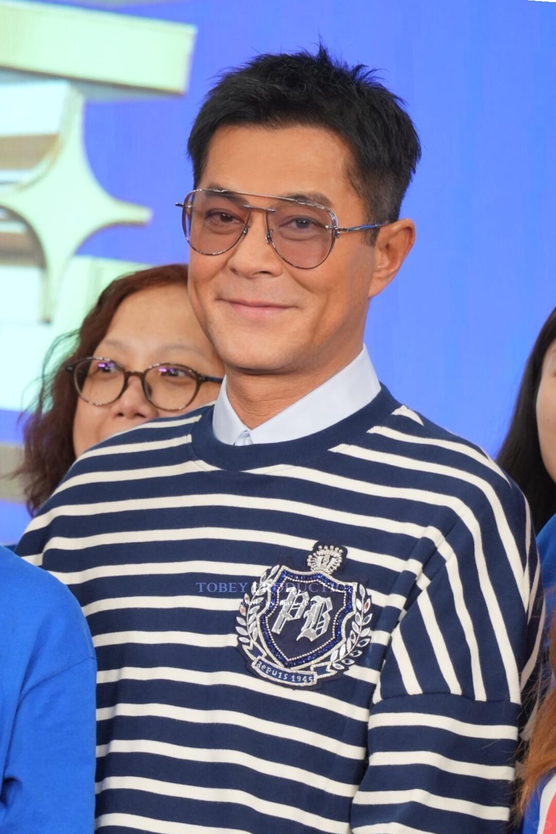 古天乐在节目中被主持人问道：“新闻上说你不用智能手机，是真的吗？”古天乐点头：“