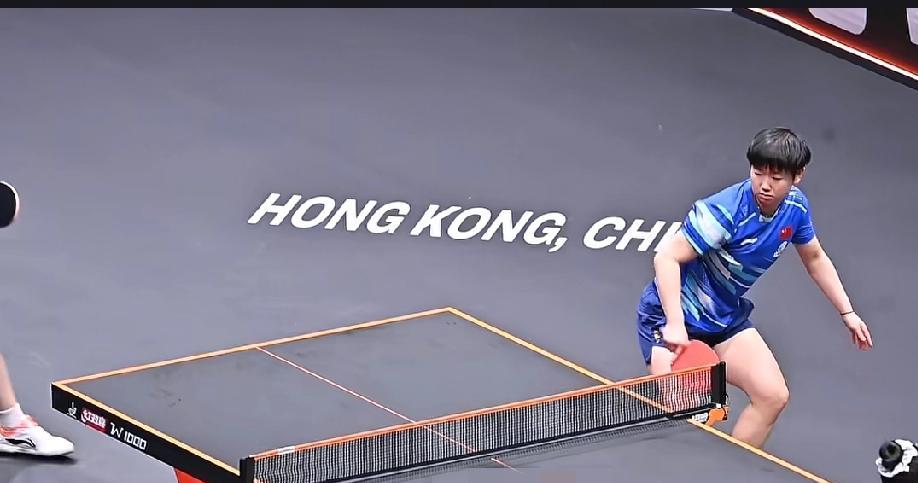 她的球拍还没放下，眼泪已经在眼眶打转。0.5秒前那个拉丢的球，此刻正狠狠砸在她