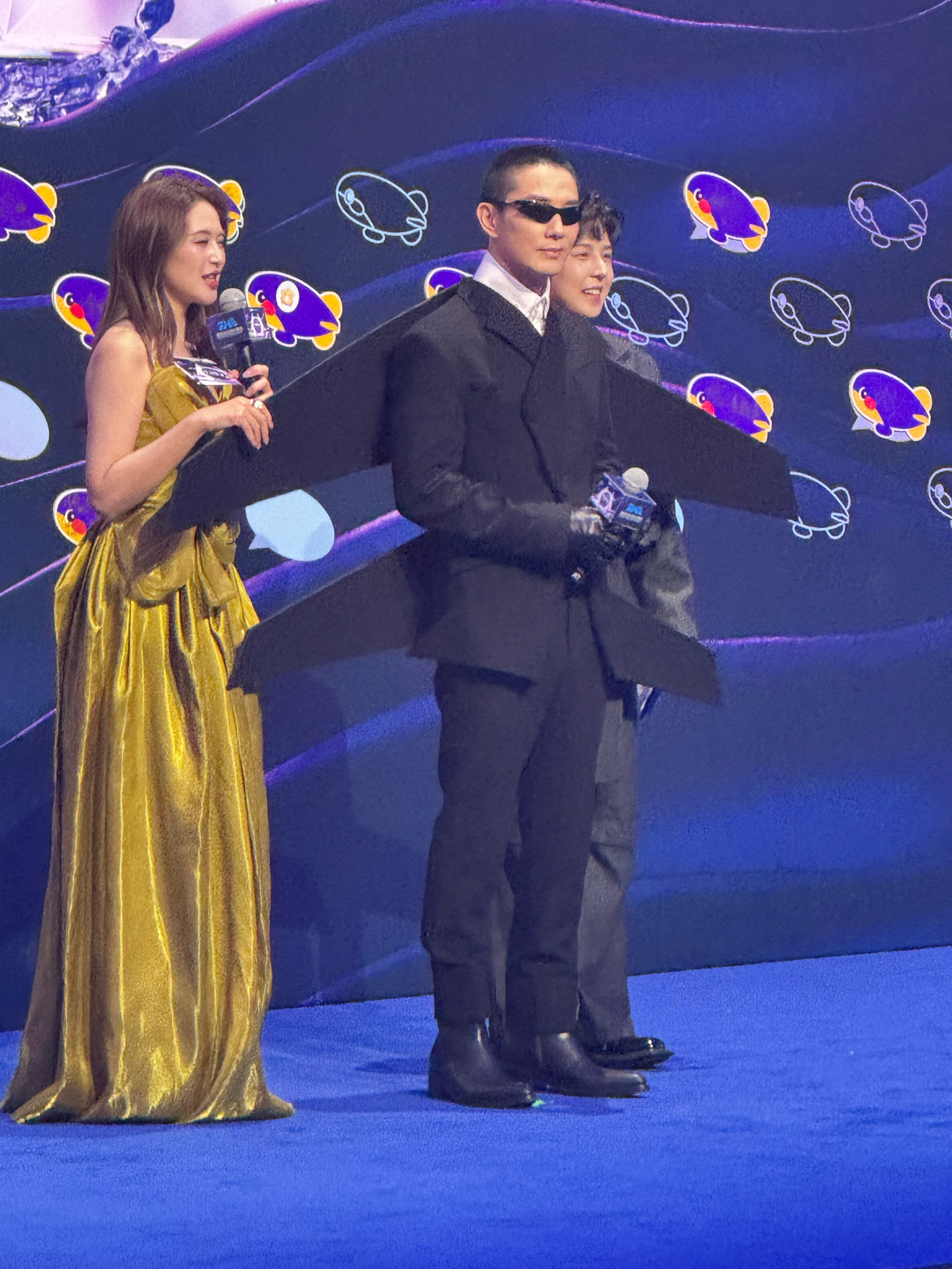 李承铉红毯造型撞衫周笔畅TMEA红毯李承铉一身黑色飞机西装造型亮相红毯，kk记