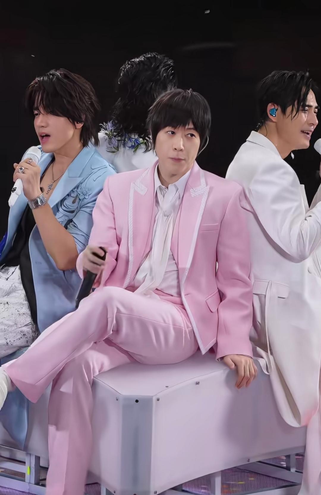 在深圳这场演唱会上，阿信在镜头里，好像有一句歌词没有跟上节奏，也可能是画面延迟导