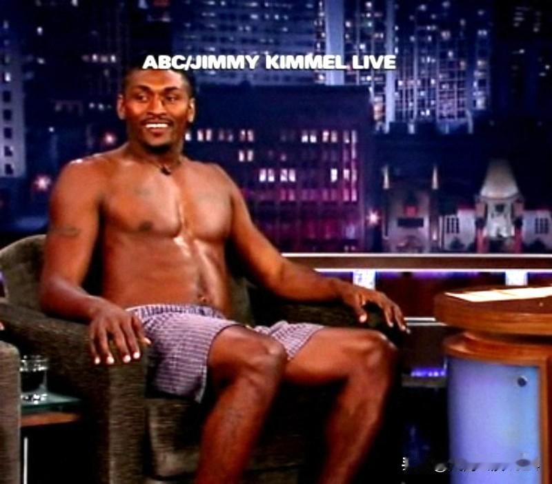 英前驻美大使穿内裤与睡袍女子交谈2月1日爱泼斯坦案新文件曝光，英国前驻美大使彼