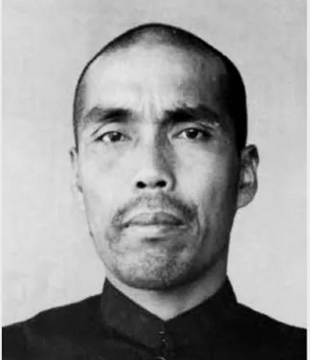 1942年，鬼子为了取乐，将一块毛巾盖在了一位农民的脸上。随后，鬼子不停地往农民