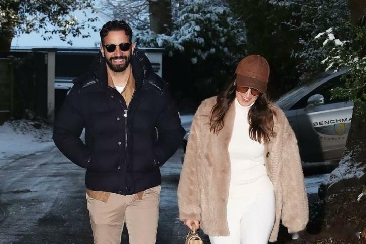 阿莫林下课，首次现身镜头前无论是强装出的笑容，还是真的如释重负，单从阿莫林个人职