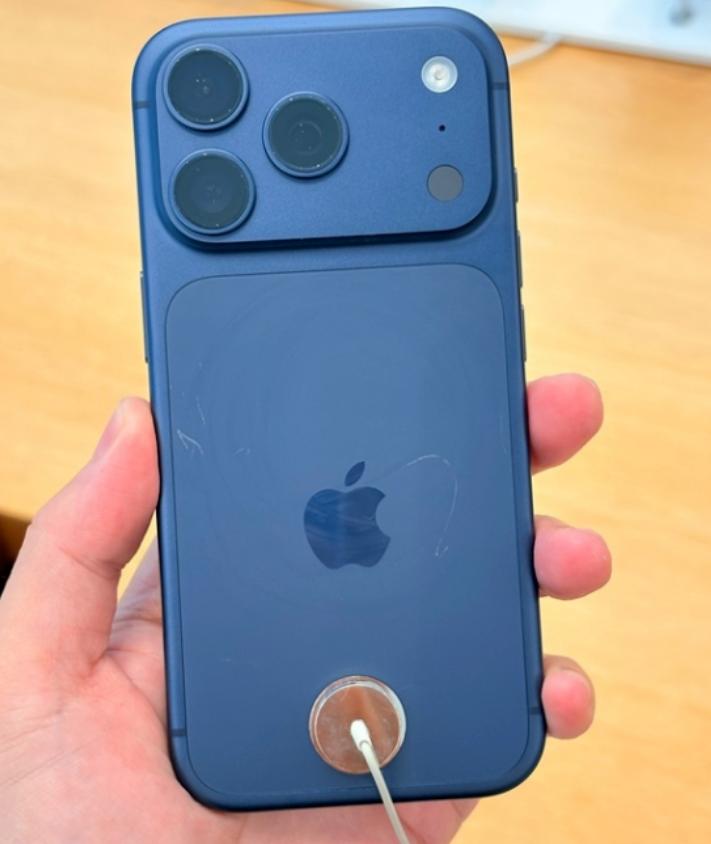 iPhone17首批用户疯狂吐槽，苹果客服回应来了！9月27日消息，随着iPh
