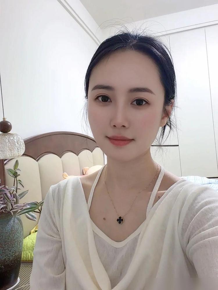 因为不能怀孕，老公跟我离婚了，说他不能没有孩子。离婚后，他给了我五十万，我带着钱