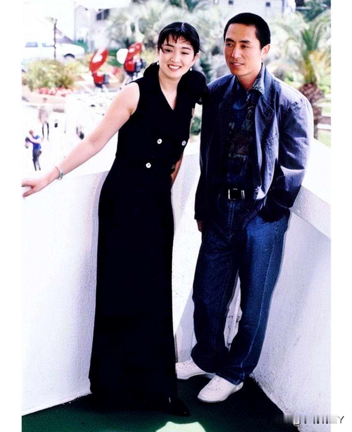 1990年，在法国戛纳的巩俐和男友张艺谋。彼时巩俐25岁，张艺谋40岁，一个气质