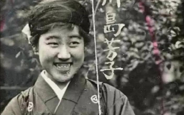 1924年，59岁的养父，爬上了18岁的川岛芳子的床，面对这个养育了她12年的男