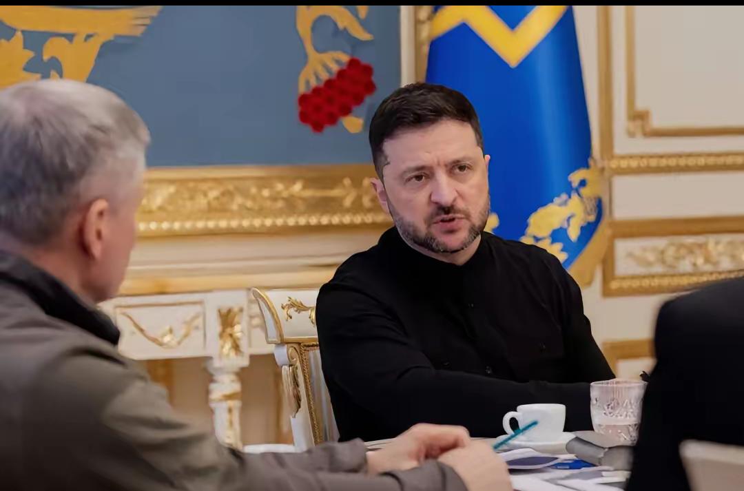 泽连斯基终于承认红军城形势严峻，根据俄罗斯方面的消息，17万俄军对红军城形成包围