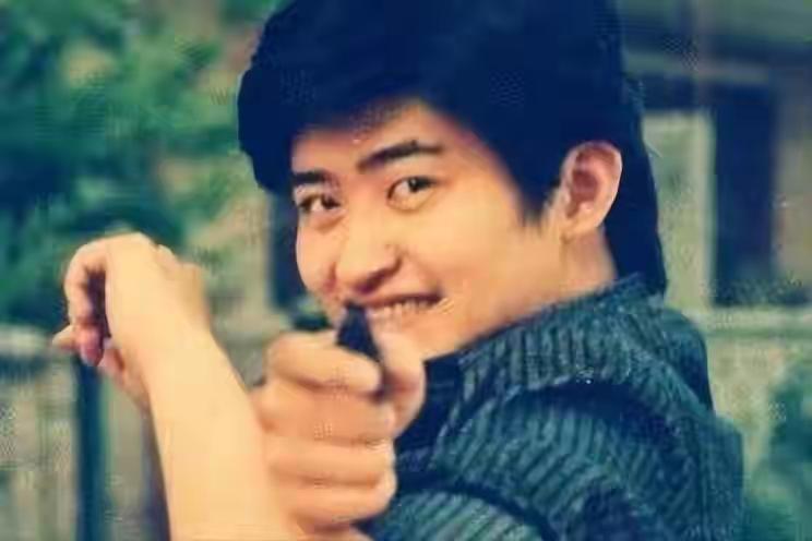 刘欢年轻时颜值可以，他才华高，成就大，他和妻子一生一世一双人，他妻子好福气。