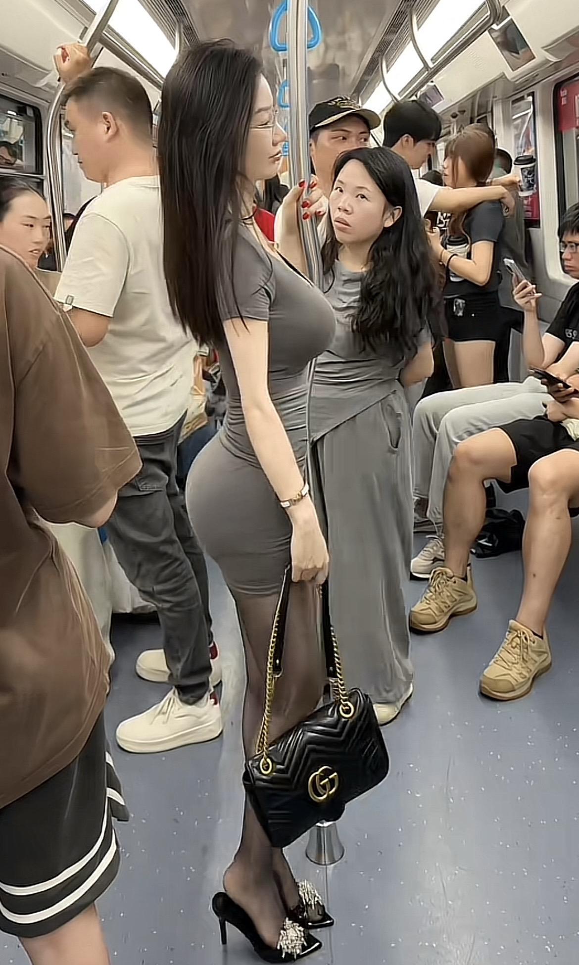 身边女孩的眼神什么意思
